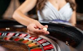 okewla mobile app home screen showing slots, live tables, and Liga 1 sportsbook
